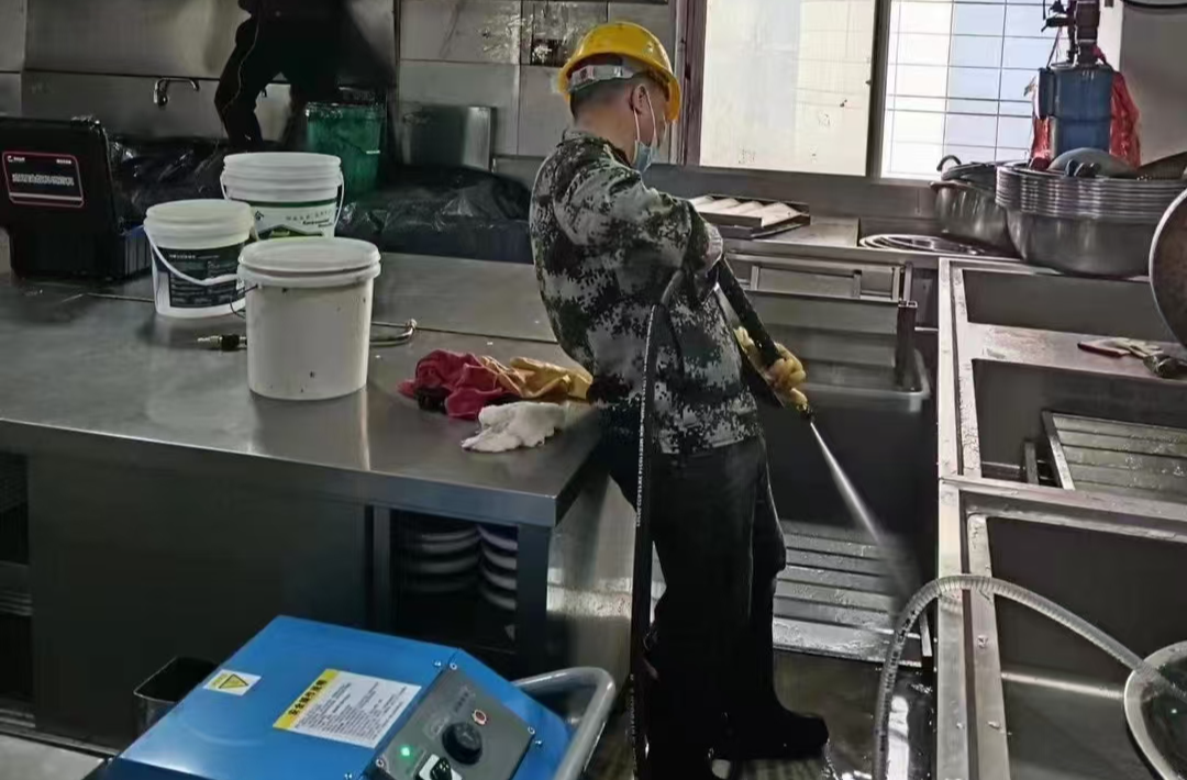 大型油烟机管道如何清洗？油烟管道清洗机器人有用吗？